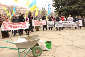 Земля: на асфальті фермери сіяли зерна протесту